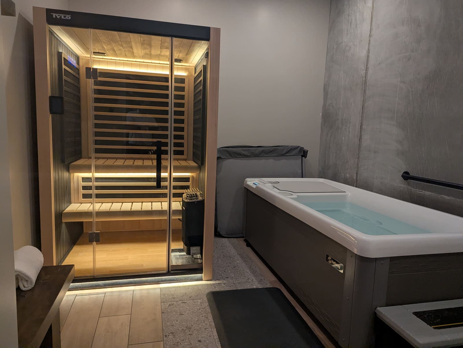 Infrared sauna and cold plunge suite
